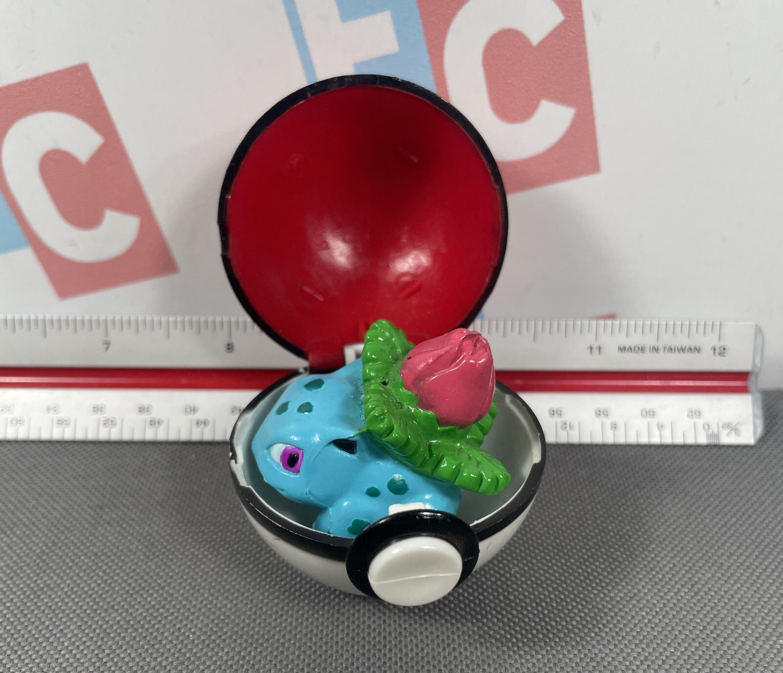 1999 Pokemon Basic Fun Ivysaur Figure & Pokeball Retro Vintage