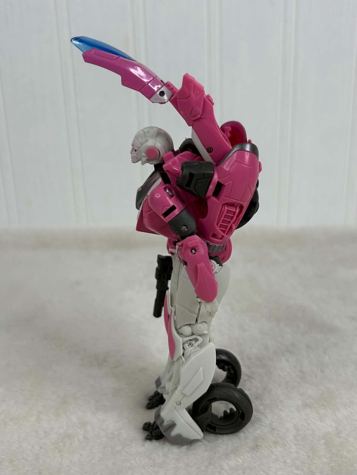 Transformers Studio Series 85 Arcee Deluxe Bumblebee Movie – Missing 1 Blaster