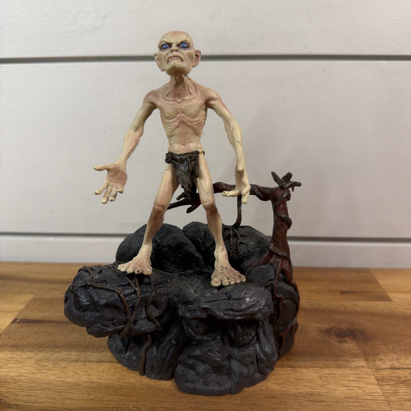 Toybiz Lord Of The Rings Gollum w/ NONWORKING Base Figure 2003 Ships Fast!