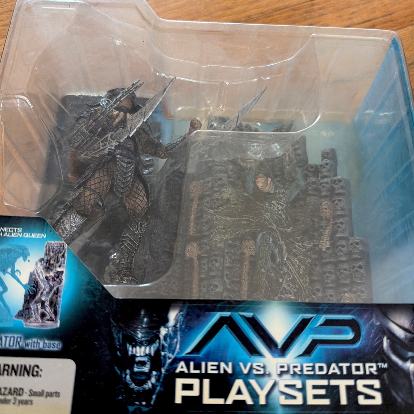 McFarlane Toy ALIEN vs PREDATOR Playset Action Figure set AVP 2005 with Base NEW