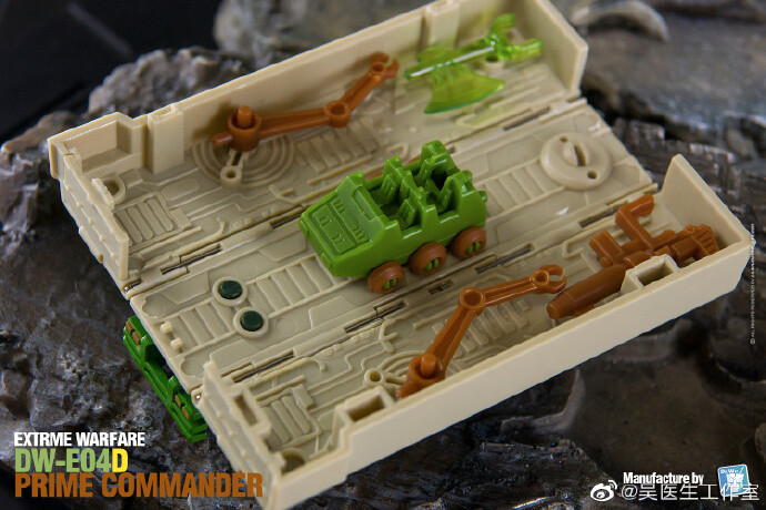 Dr. WU DW-E04D DW-E04E Green or EVA OP Commander W/Trailer Roller Mini Figure