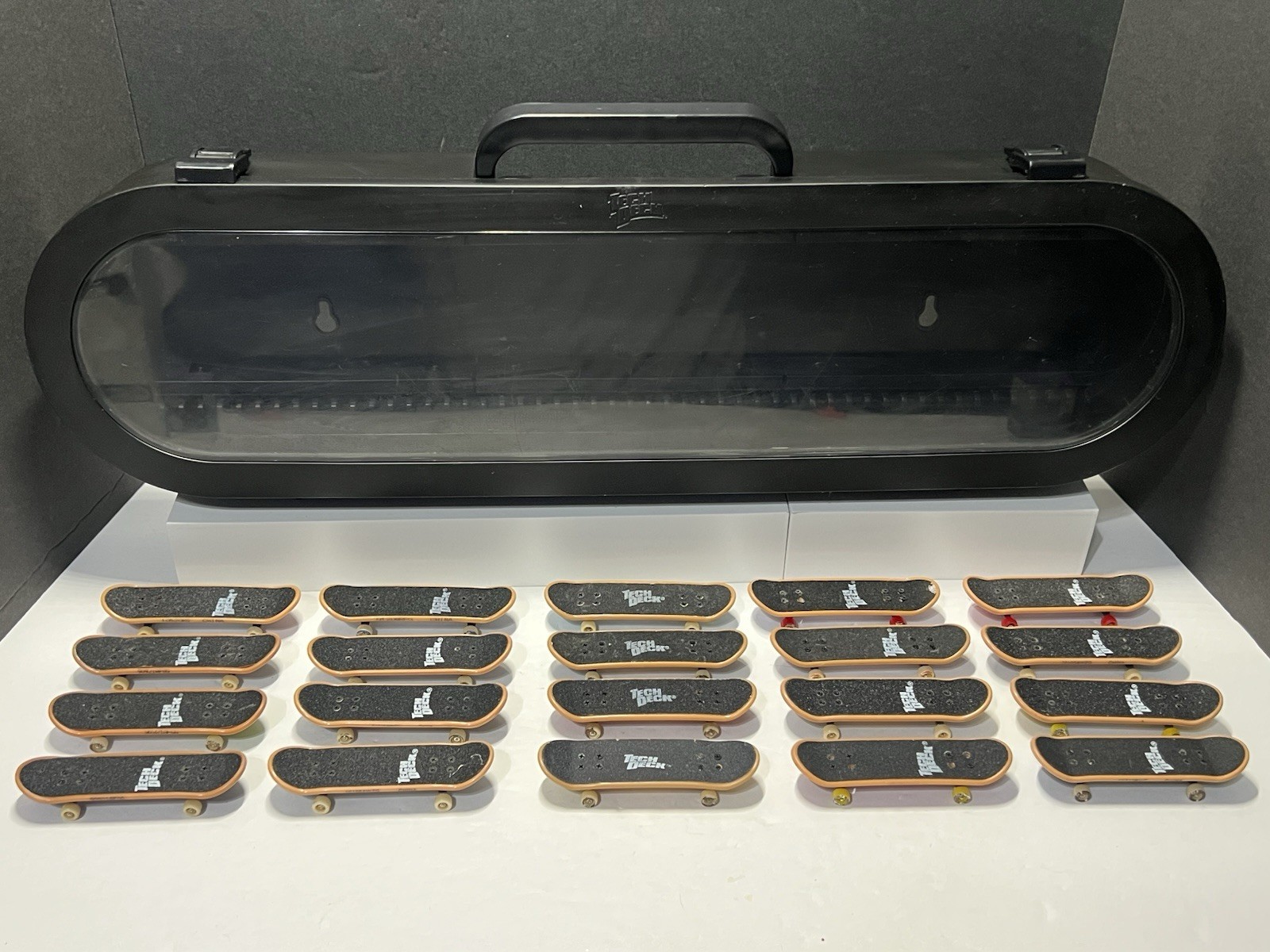 Tech Deck • Wall Display Carry Case & Lot of 20 Fingerboard Skateboards