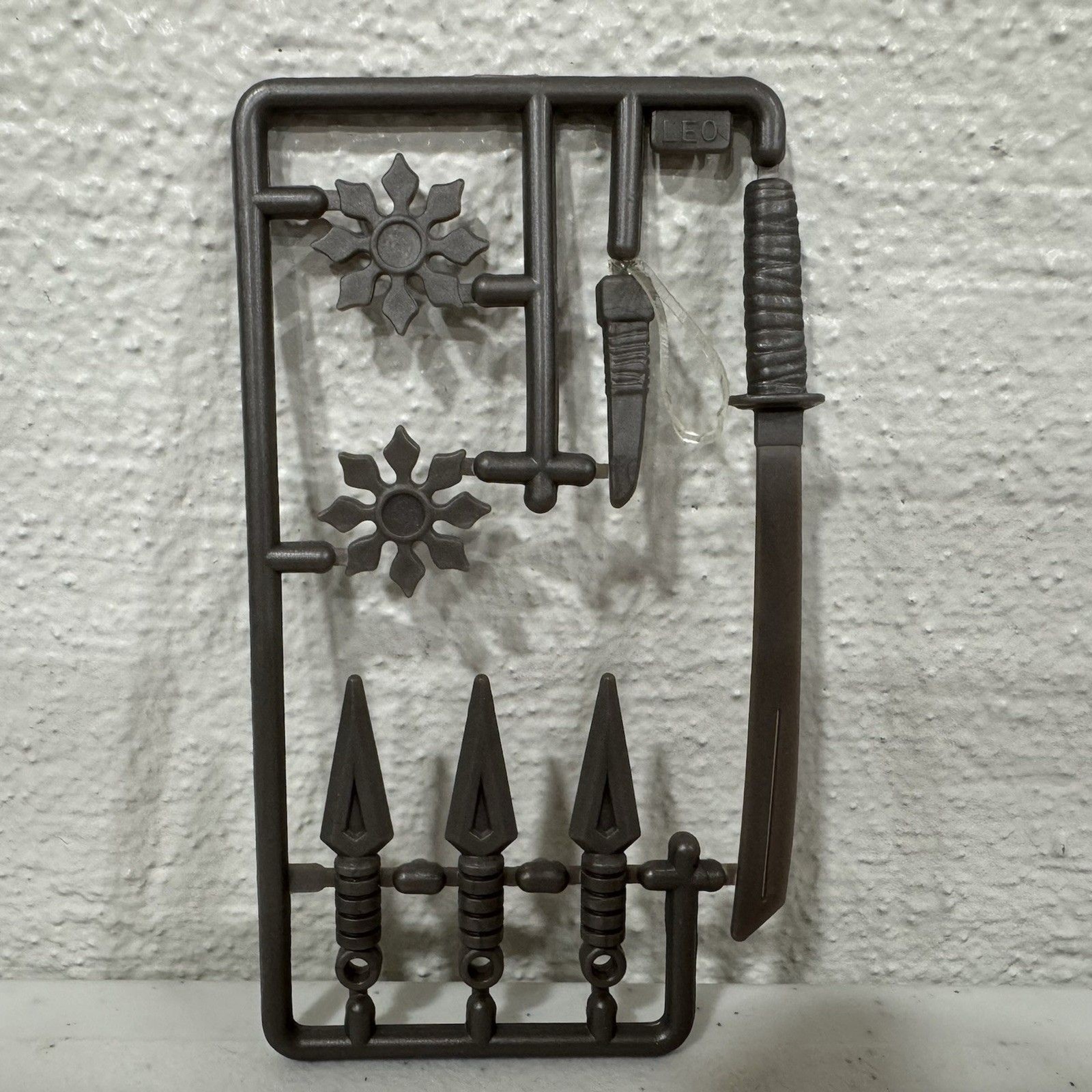 TMNT Leonardo Weapons Rack Gray Sprue Katana Kunai Shuriken Playmates Toys NEW