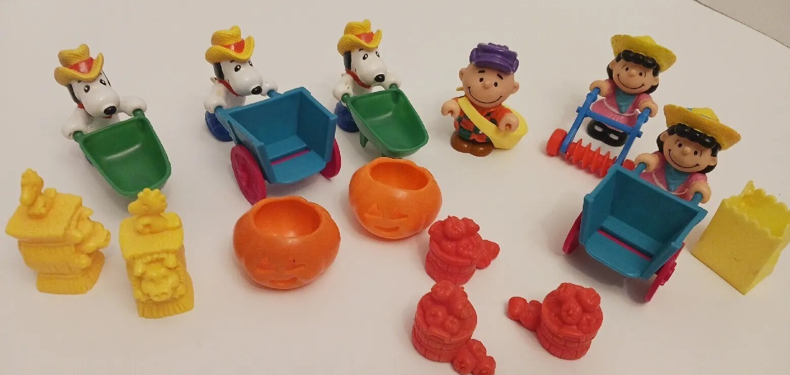 Charlie Brown Snoopy Peanuts Gang Great Pumpkin Farming Figures Halloween