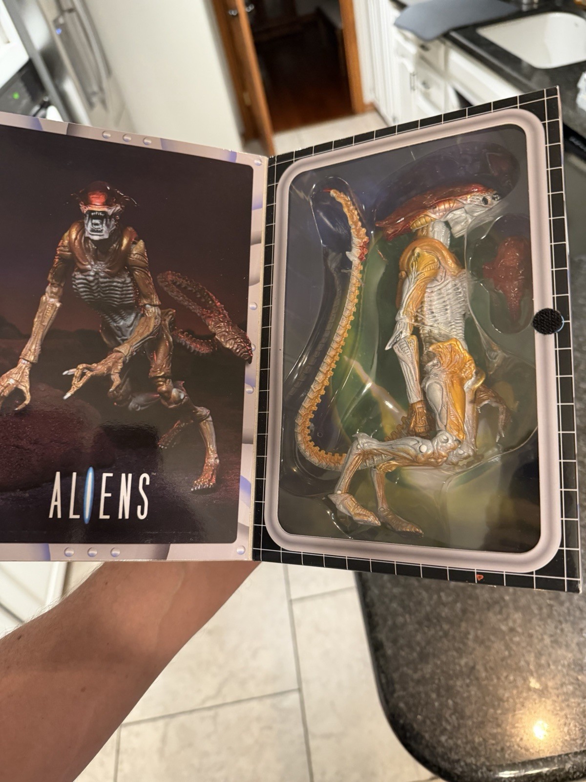2022 Aliens New 9&Prime; Action Figure Panther Alien NECA 77N082721 Box Wear Neca