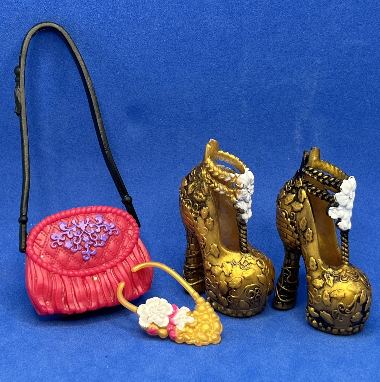 Ever After High Holly O&rsquo;Hair Gold/Black Ankle Boots Shoes Necklace & Pink Purse
