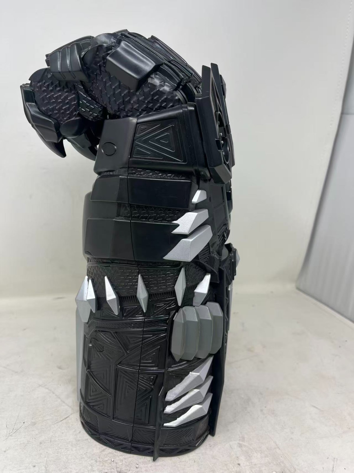 Marvel Infinity Gauntlet Light-Up Sound FX Articulated Cosplay Glove Black AS-IS