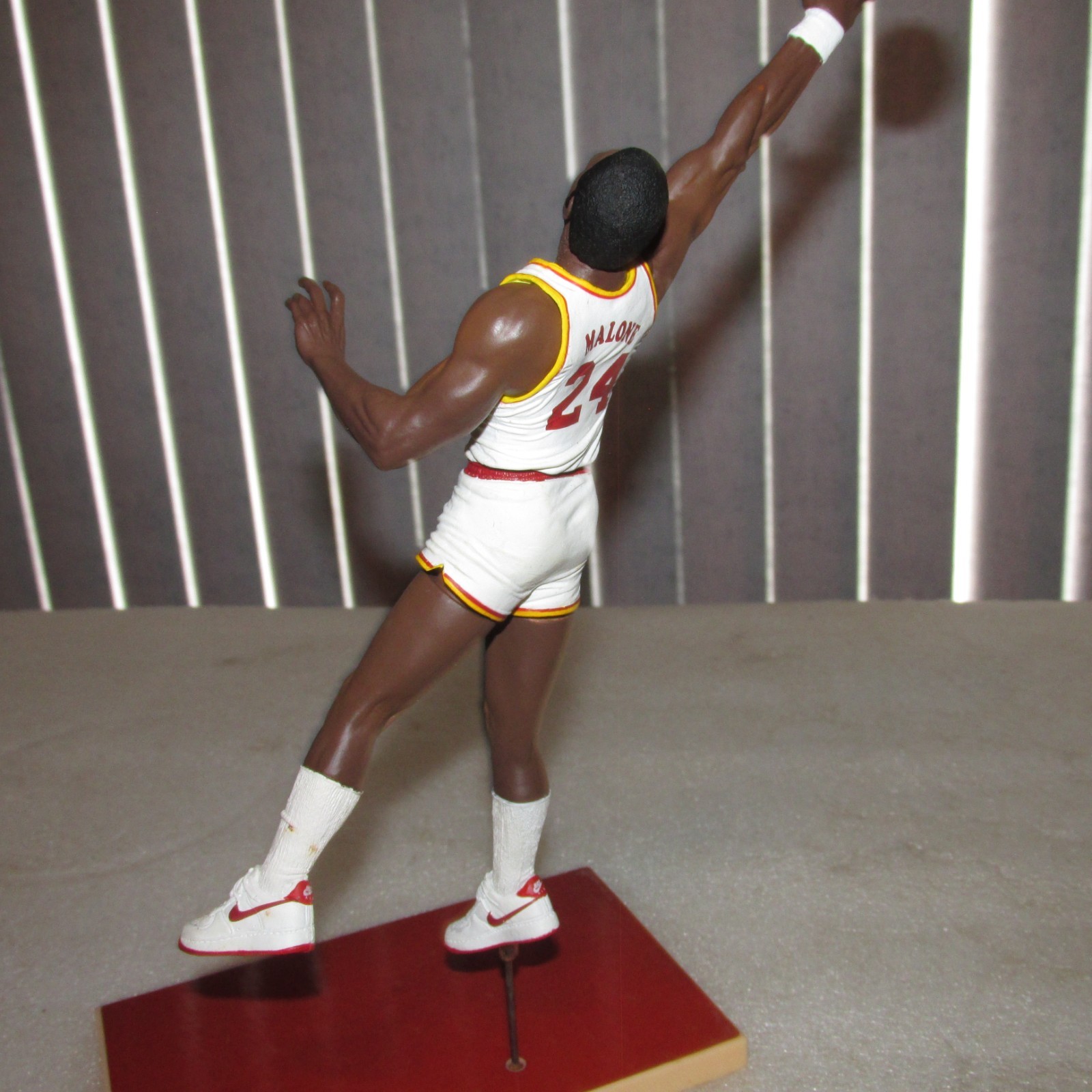 McFarlane 2007 Moses Malone Houston Rockets NBA Legends series 3 (open/loose)