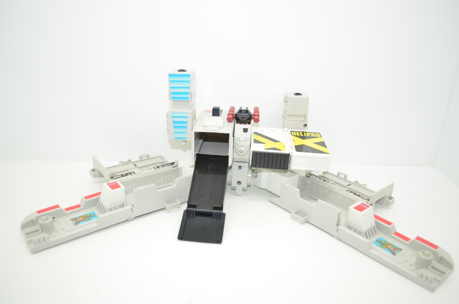 1985 Metroplex Transformers G1 Autobot Battle Station plastic tires Hasbro NICE