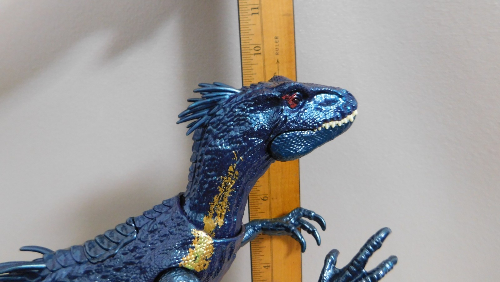 Jurassic World Track &lsquo;n Attack Indoraptor Action Figure Lights & Sounds Dinosaur