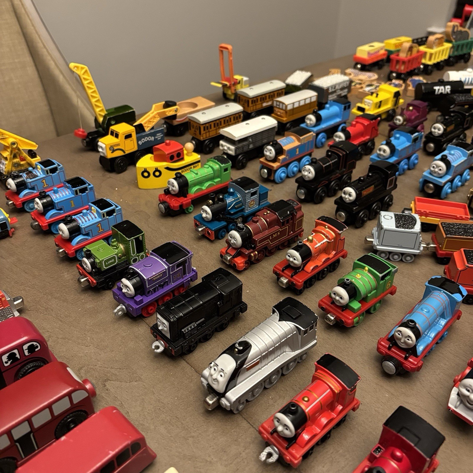HUGE LOT – 200 pieces THOMAS AND FRIENDS TRAINS Wood Die Cast Plastic toys