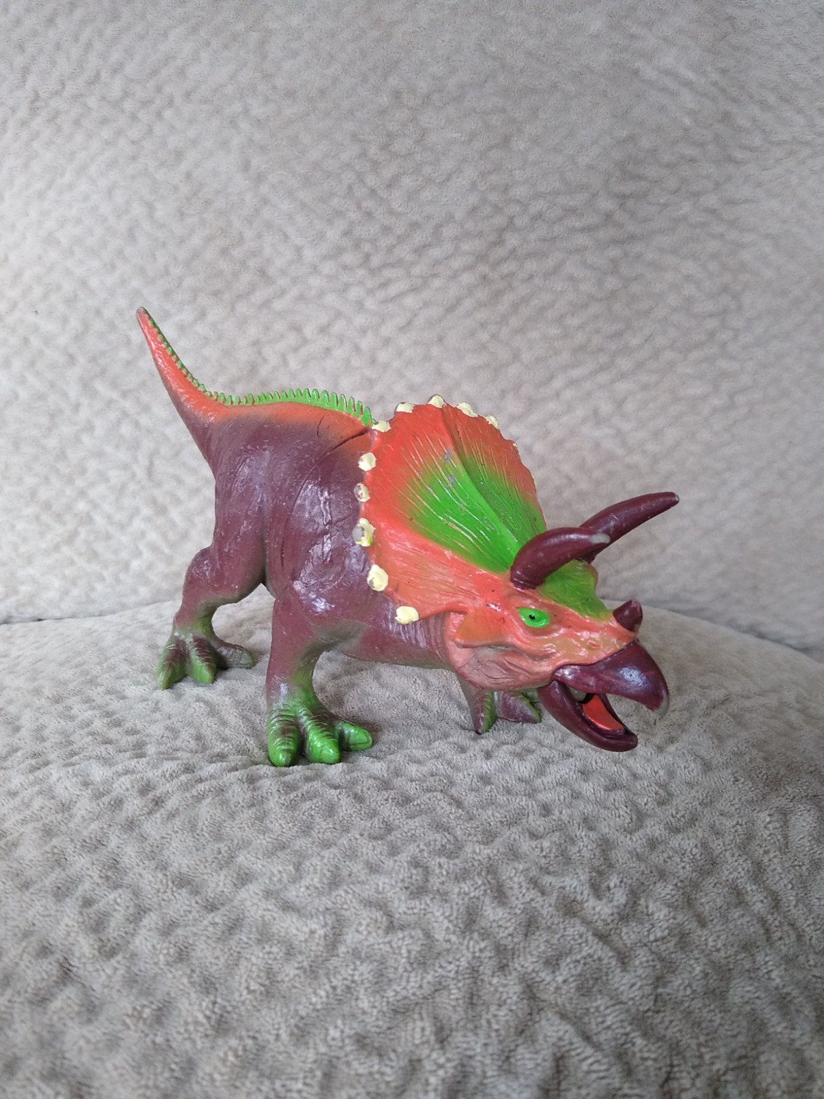 Grin Studios Chomping Giants 9&Prime; Triceratops Dinosaur Action Figure Mouth Opens