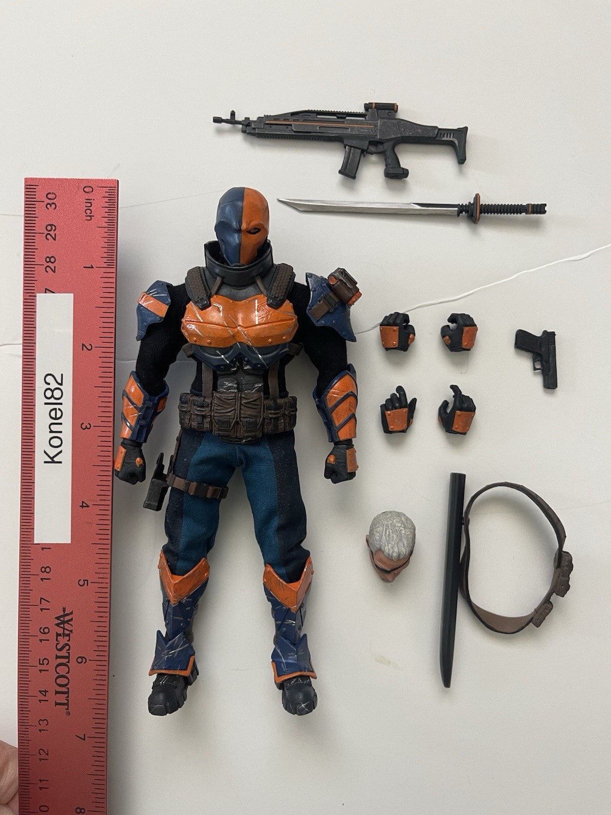 Mezco One:12 Collective DC Comics Deathstroke Action Figure