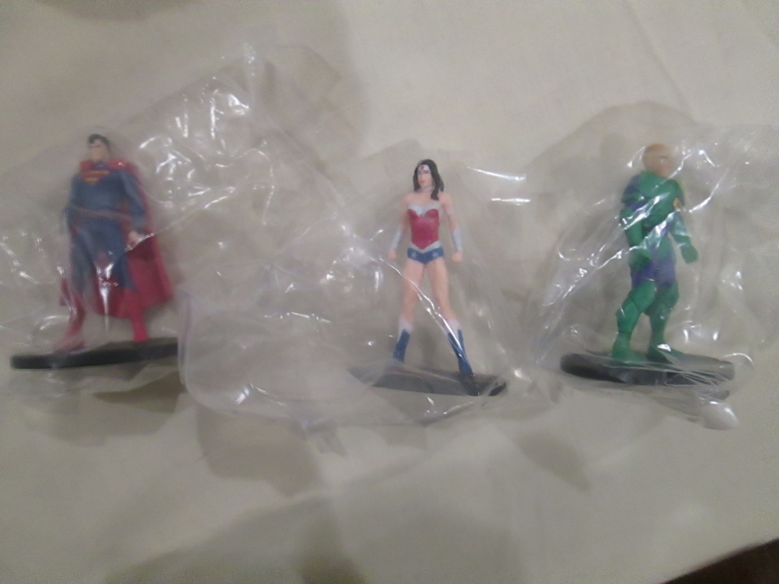 DC COMICS JUSTICE LEAGUE EGG CAPSULE – 3 MINI FIGURES + CARDS – SEALED IN BAGS