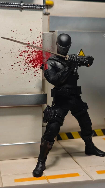 MEZCO TOYZ: One:12 Collective – G.I. JOE Snake Eyes Deluxe Edition NEW ON HAND!