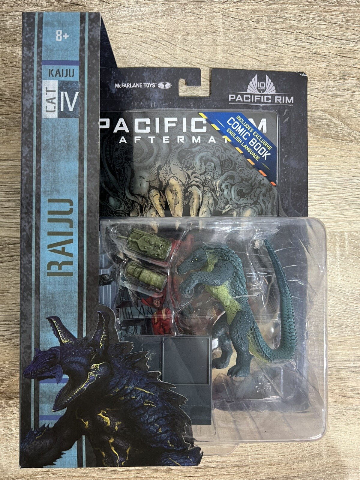 McFarlane Toys Pacific Rim Kaiju Raiju 4&Prime; Figure with Comic Book MIB