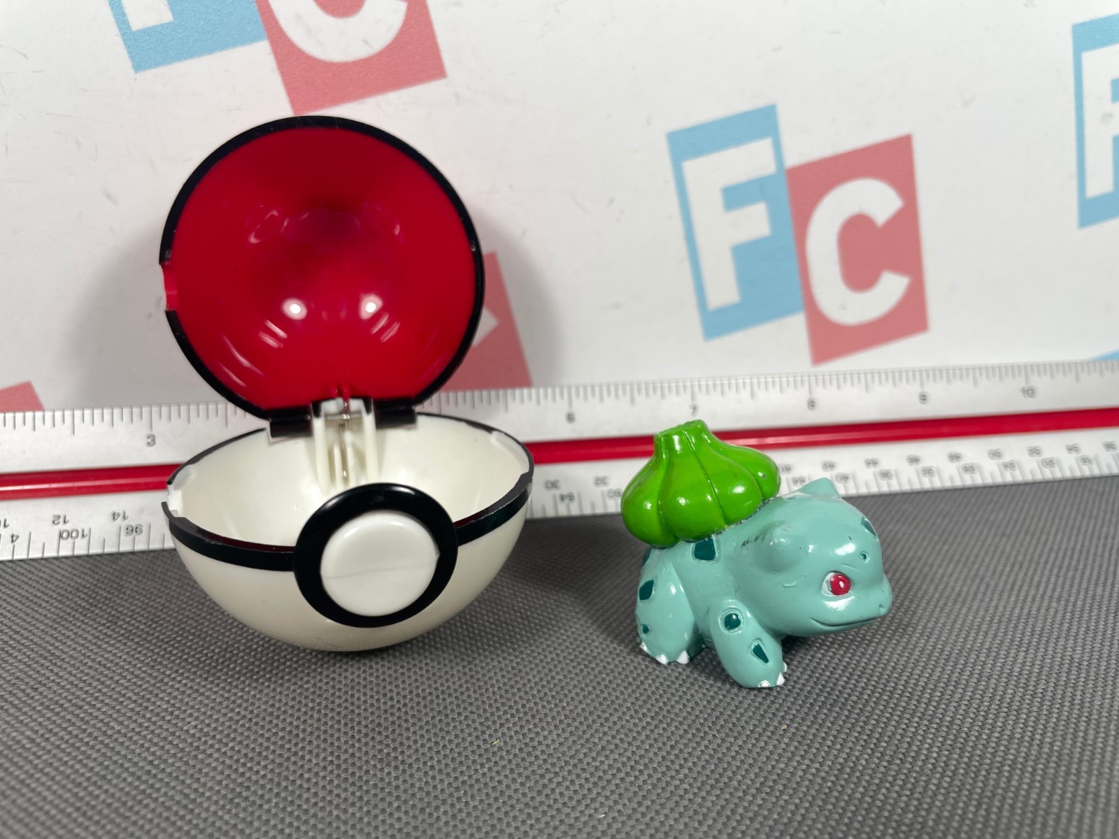 1999 Pokemon Basic Fun Bulbasaur Figure & Pokeball Retro Vintage