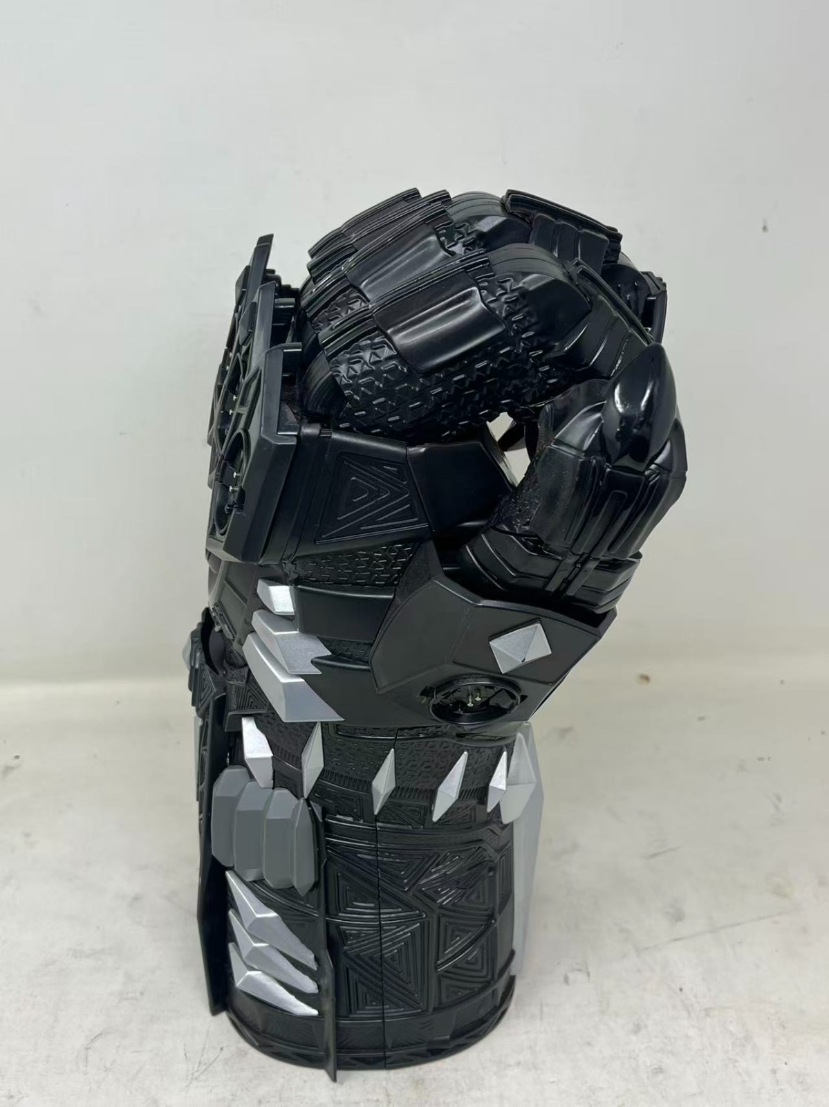 Marvel Infinity Gauntlet Light-Up Sound FX Articulated Cosplay Glove Black AS-IS