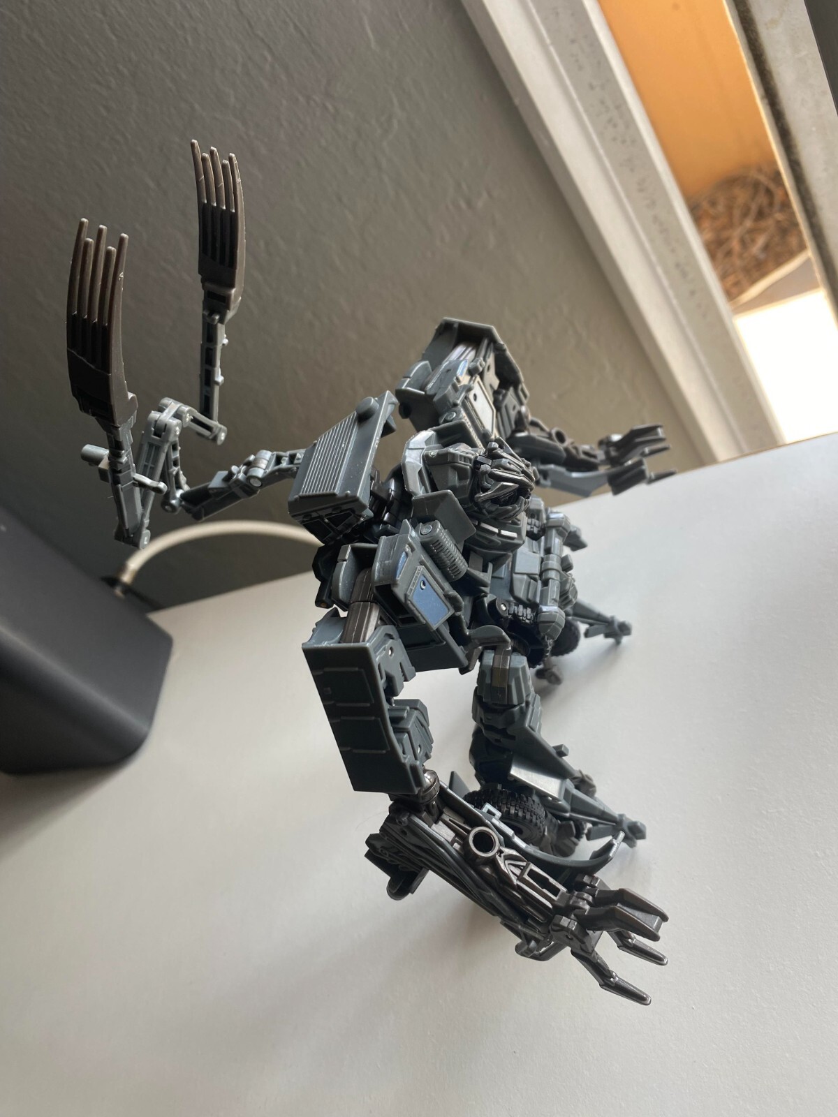 Transformers Buzzworthy Bumblebee Studio Series NEST Bonecrusher Voyager Class 