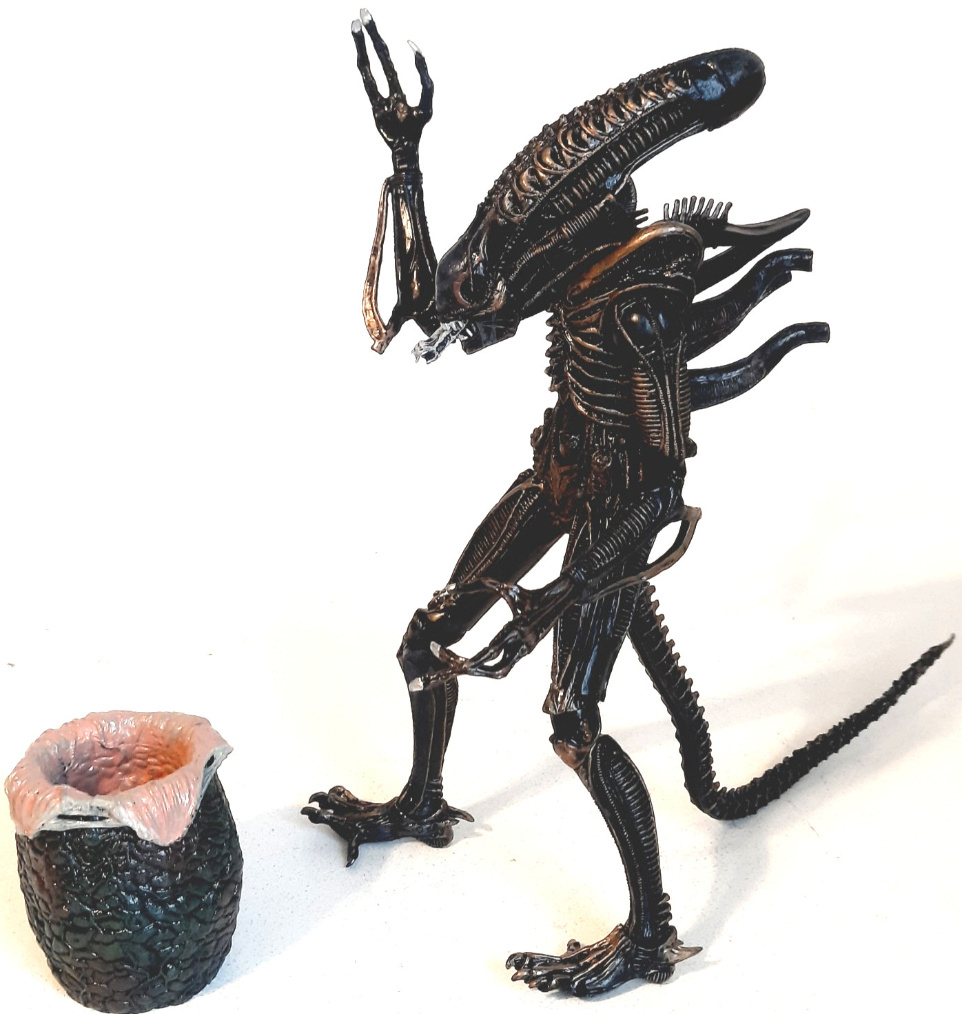 NECA Ultimate Alien Brown Xenomorph Warrior 9&Prime; Action Figure with Pod