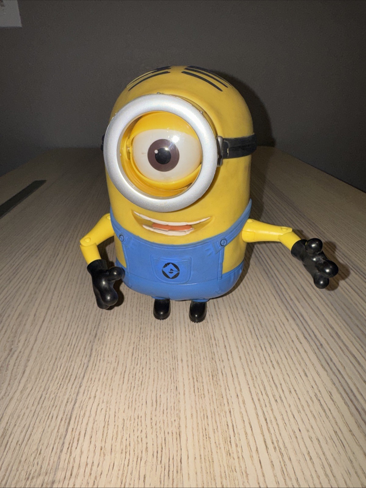 Thinkway Despicable Me Minion Stuart Deluxe Talking 8&Prime; Figure Moving Eye TESTED