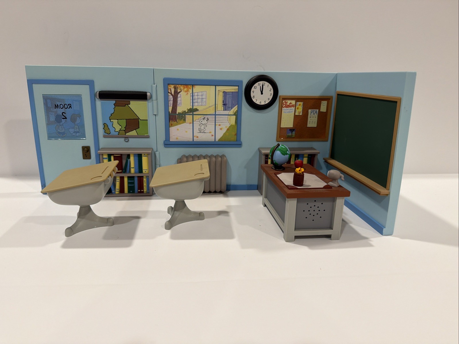 Peanuts – The Classroom Environment Plus Accessories – Desk Tested And Works!