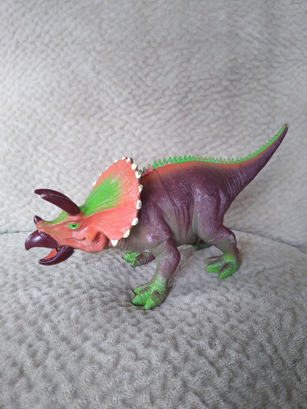 Grin Studios Chomping Giants 9&Prime; Triceratops Dinosaur Action Figure Mouth Opens