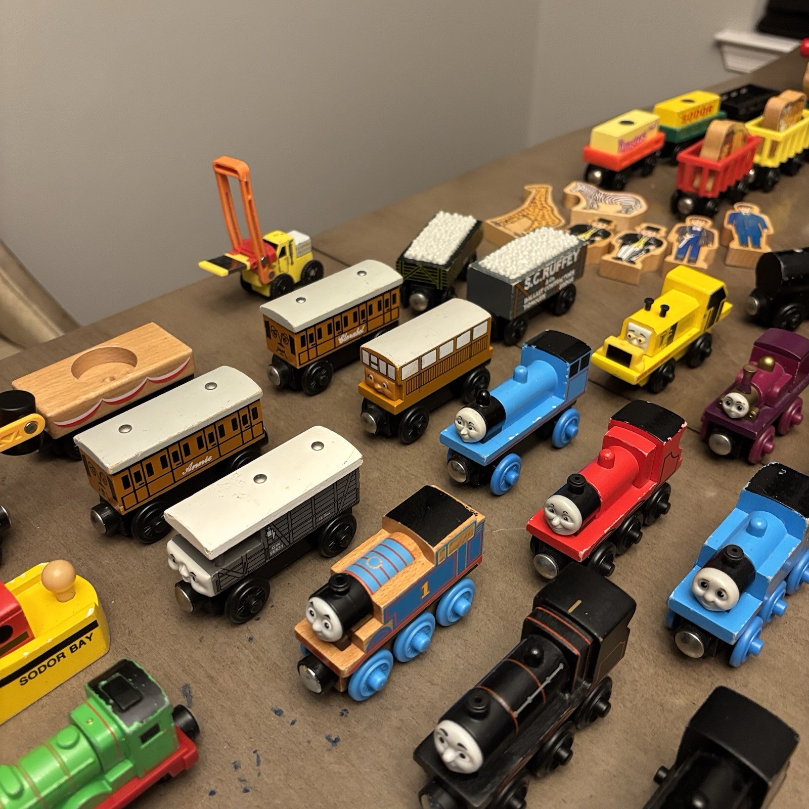 HUGE LOT – 200 pieces THOMAS AND FRIENDS TRAINS Wood Die Cast Plastic toys