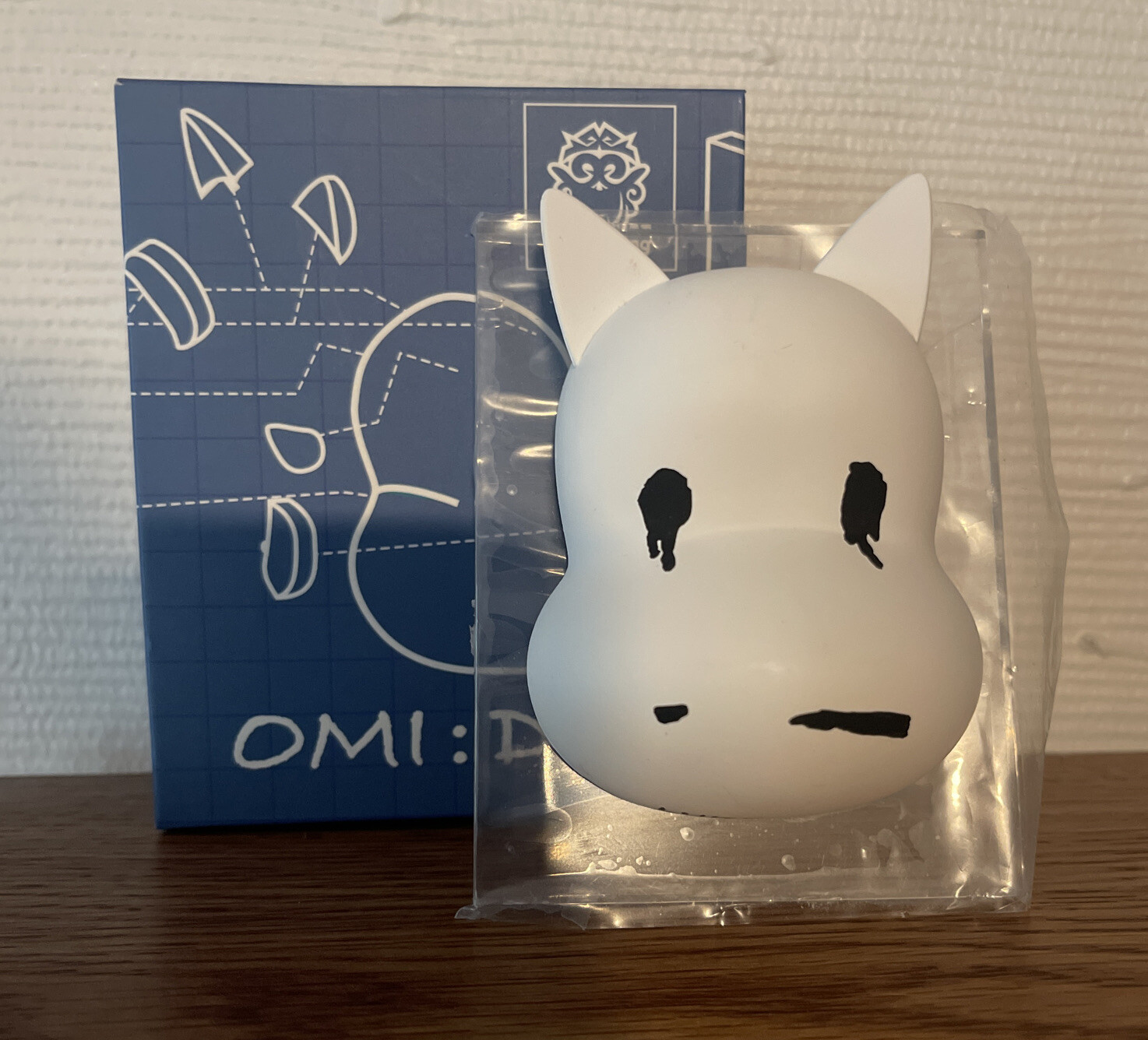 OMI Series 1 LUKE CHUEH Hand Drawn WHITE Vinyl Figure Display Stand