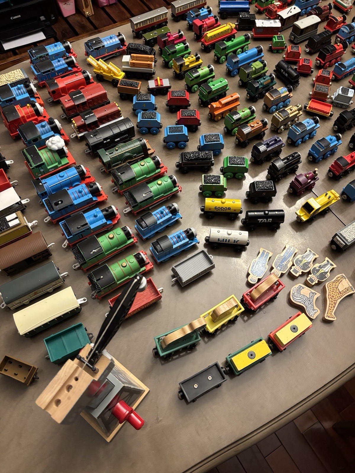 HUGE LOT – 200 pieces THOMAS AND FRIENDS TRAINS Wood Die Cast Plastic toys