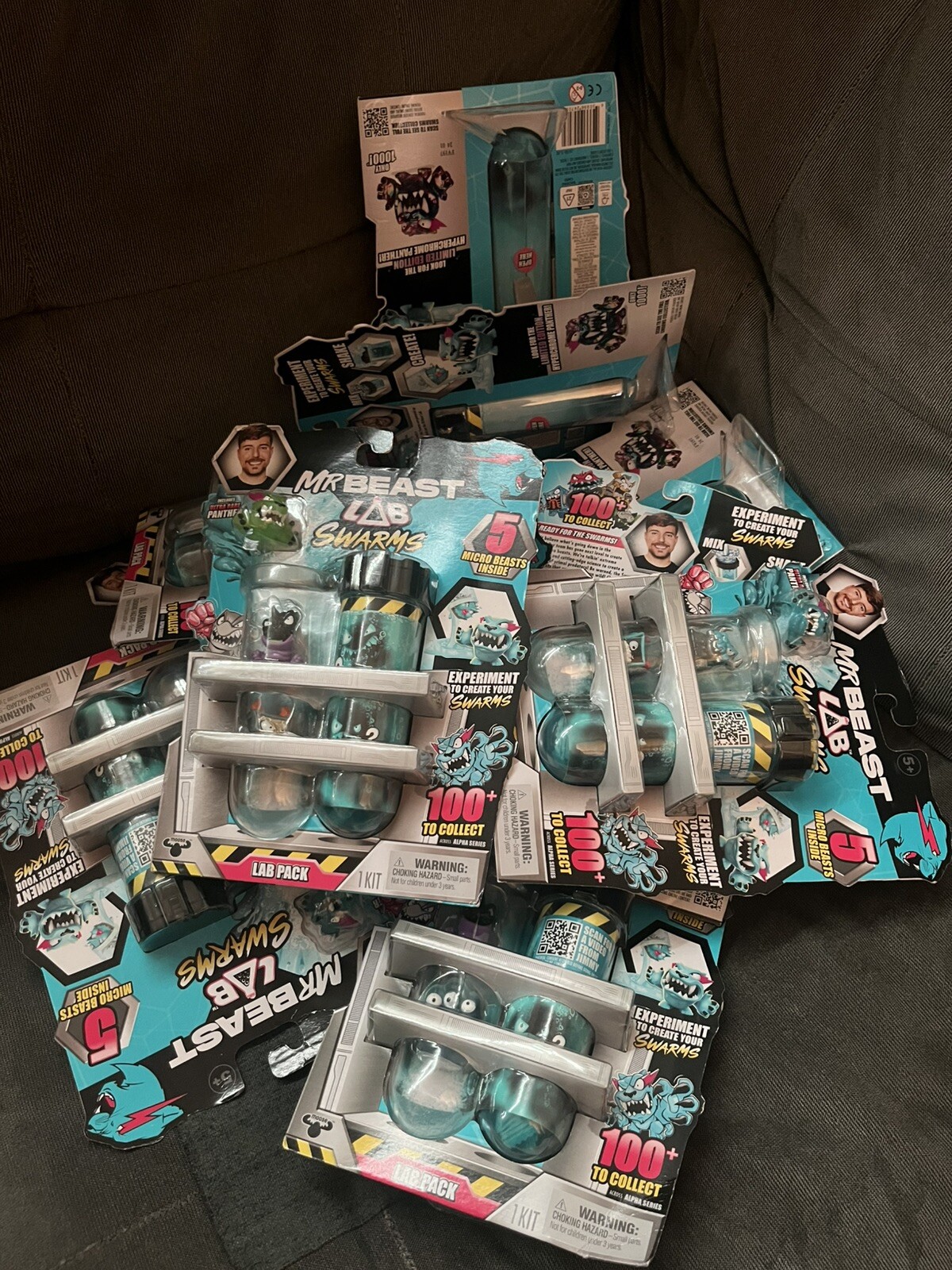 Extra free item! 2024 MR BEAST LAB SWARMS 5 Micro Beasts Lab Pack 1&Prime; Figures