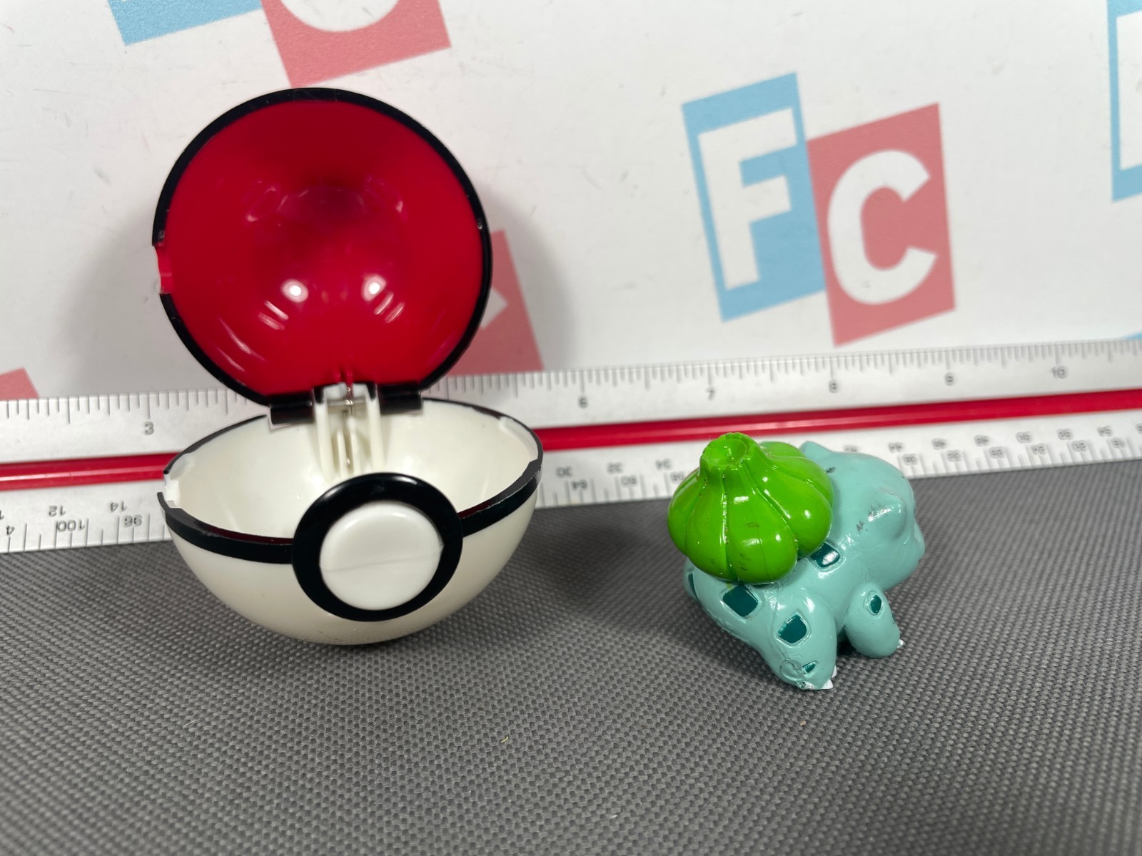 1999 Pokemon Basic Fun Bulbasaur Figure & Pokeball Retro Vintage