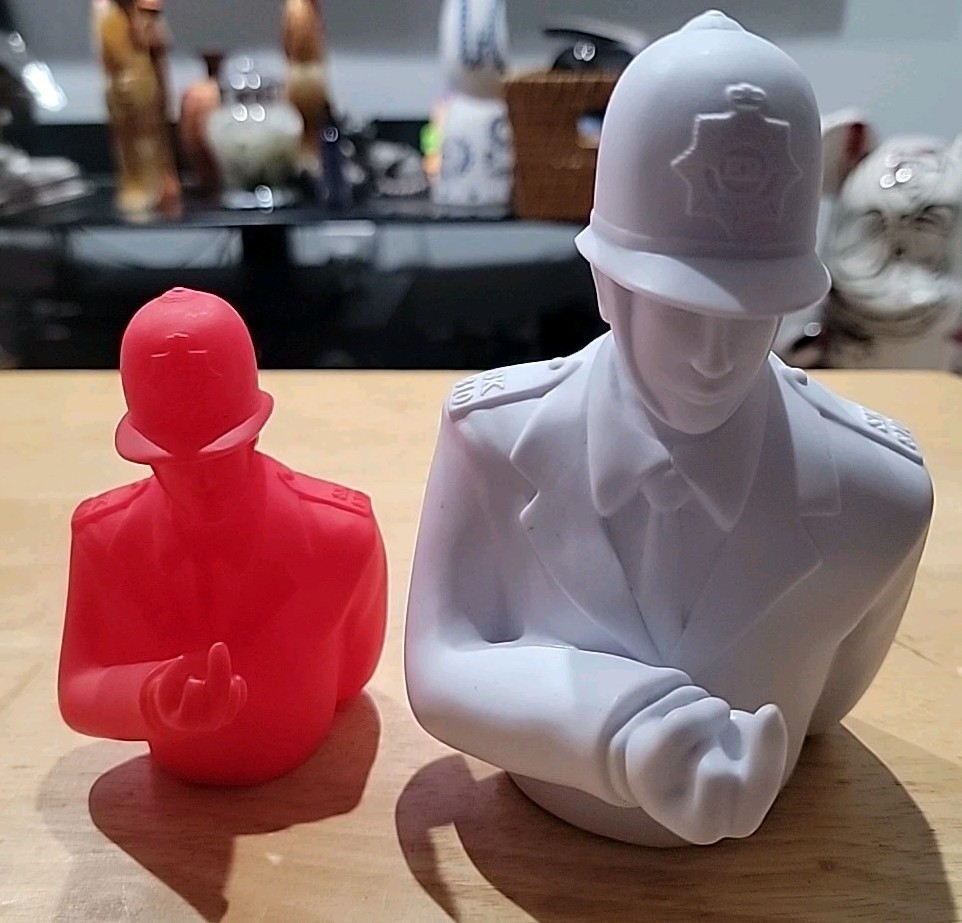 APOLOGIES TO BANKSY : RUDE COPPER : 6&Prime; DYI & 4&Prime; Blind VINYL FIGURE Set Red White