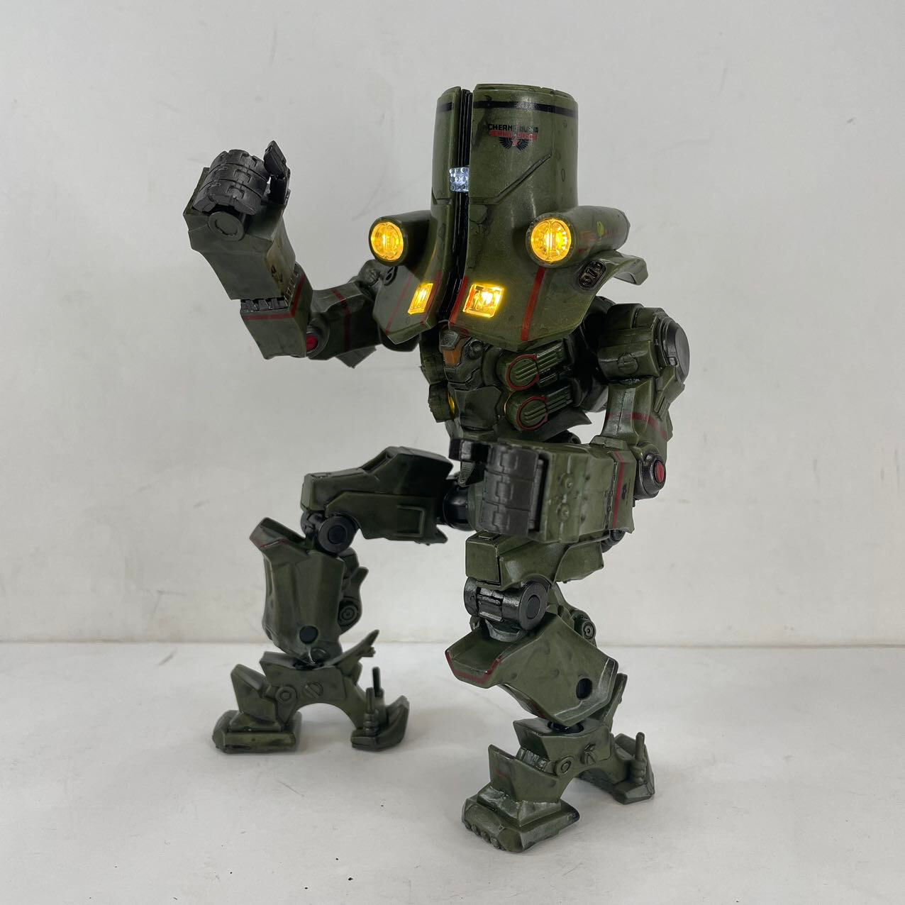 Cherno Alpha Jaeger 7&Prime; Movable Action Figure w/LED Toy Statue Pacific Rim in Box