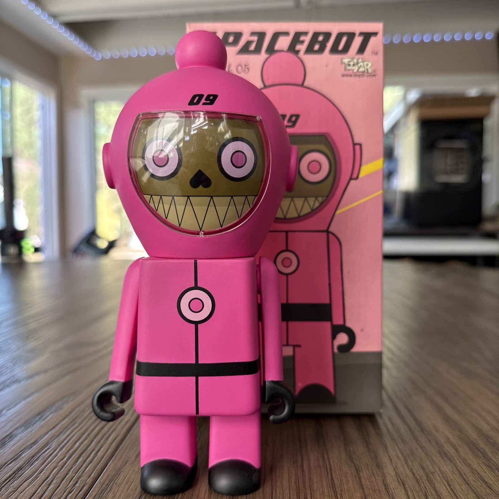 DALEK 05 Spacebot #09 TOY2R 8&Prime; Graffiti Collectable 2005 Vinyl Toy
