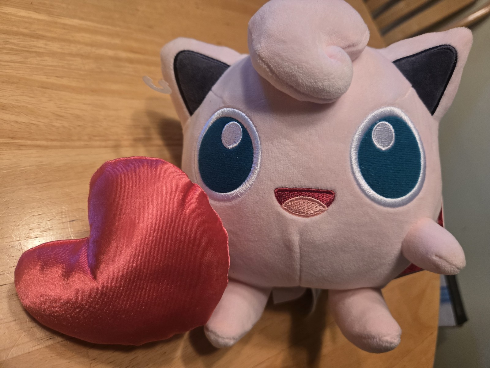 POKEMON Valentine&rsquo;s Day Plush 7&Prime; JIGGLYPUFF Holding Red Heart – So Cute NWT