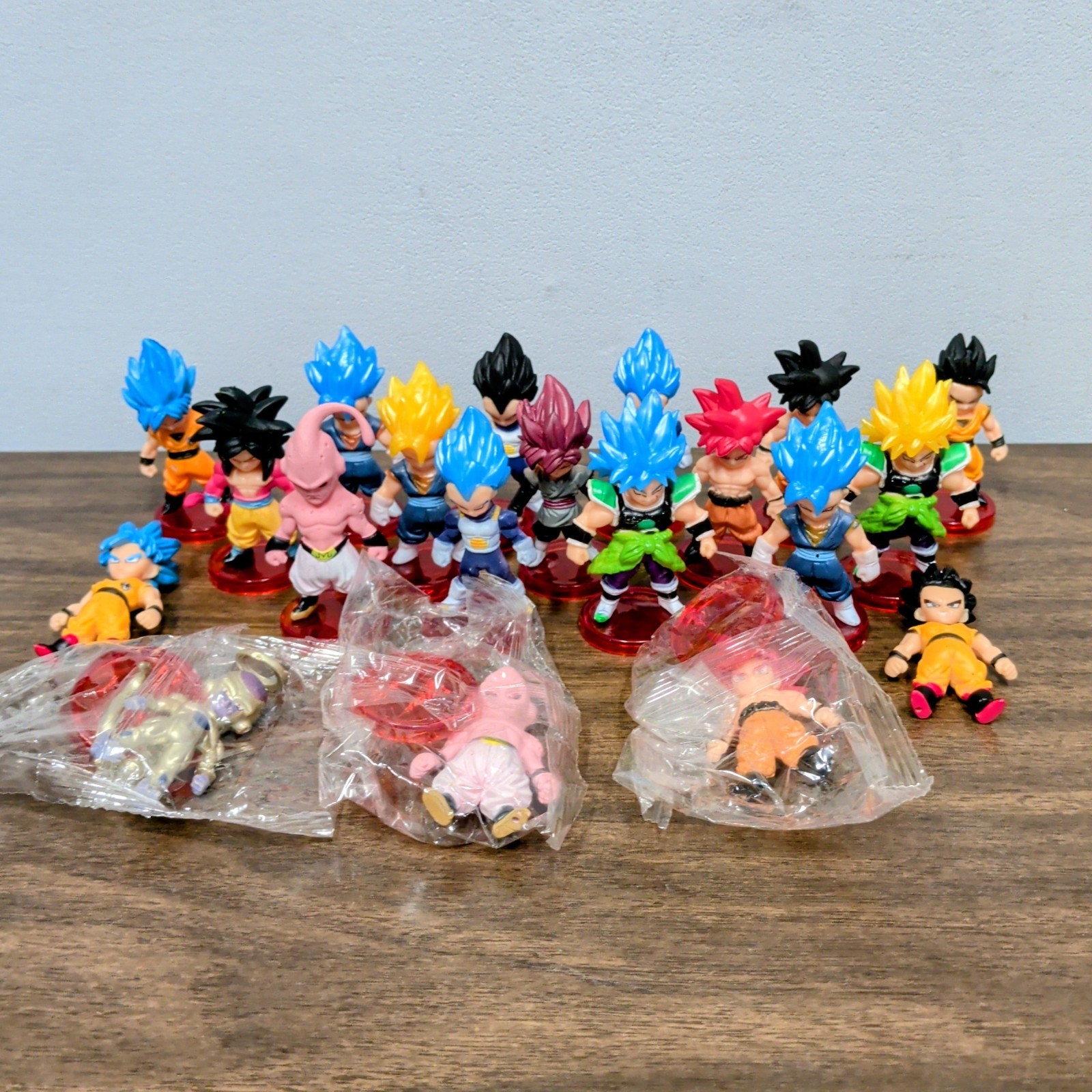 Lot Of 20 Dragonball Z Mini Figures with 18 Red Stands 3 New Sealed