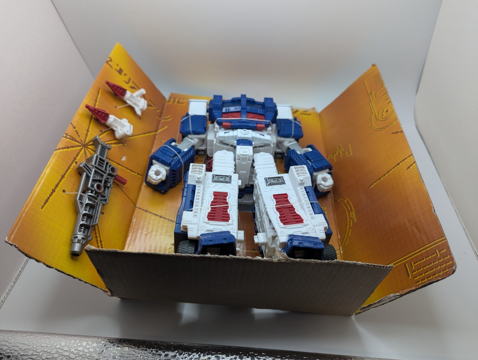 Transformers War For Cybertron Kingdom Ultra Magnus Newly/Used/OnTact CardBoad