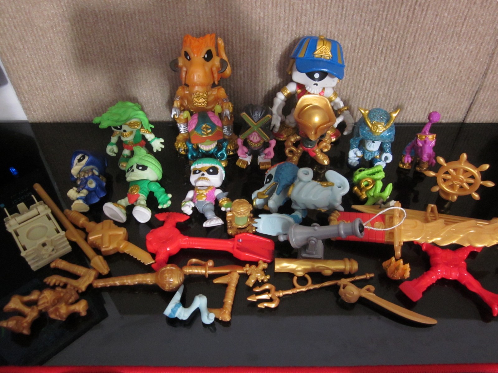 Treasure X Moose Toys Action 8 Figures Lot w/ 6 Weapons & Accessories Incomplete