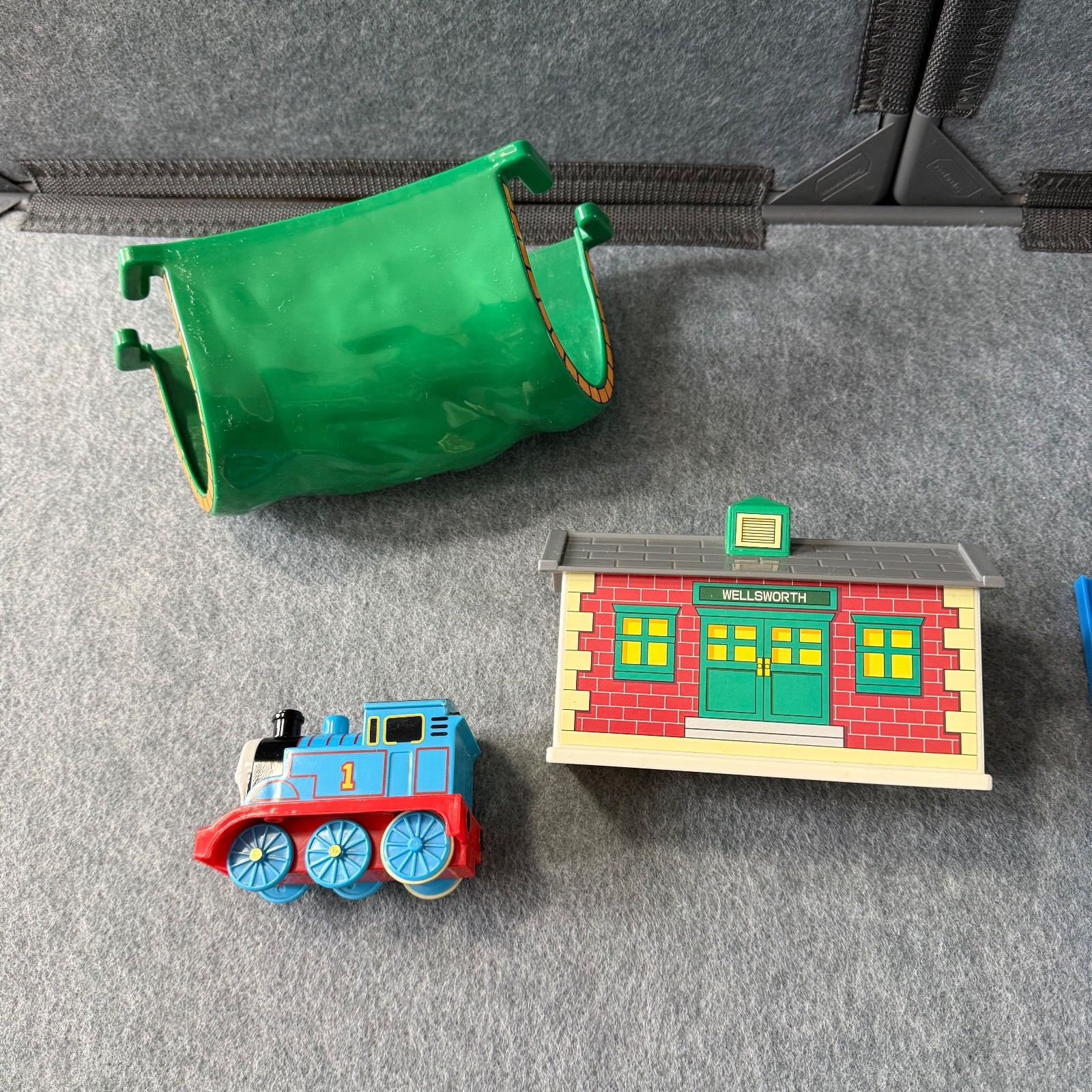Thomas Friends Beginner Set TOMY 2004 Pull Back Train Blue Track Complete w/box