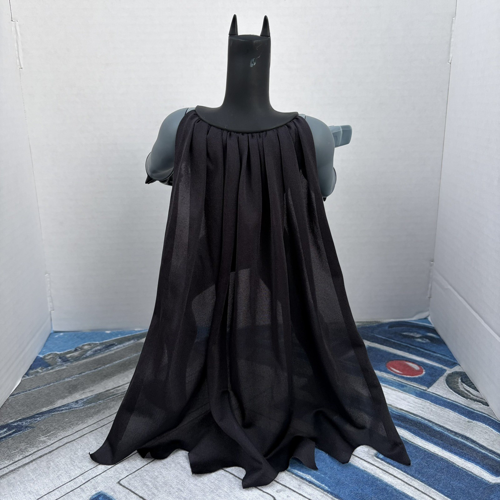 1994 – Kenner – Ultimate Batman 15&Prime; Figure with Light-Up Eyes, Chest, And Gun!