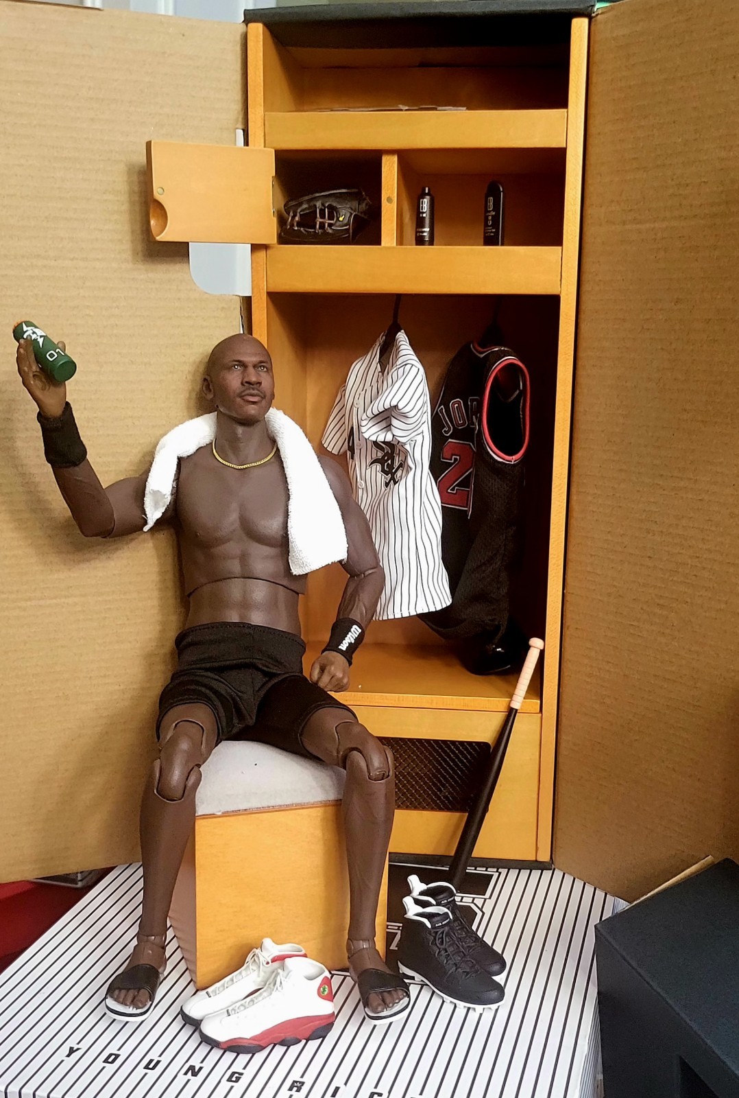 ENTERBAY Locker Room 1:6 Scale Set w/ Locker Stool, Shower Slippers