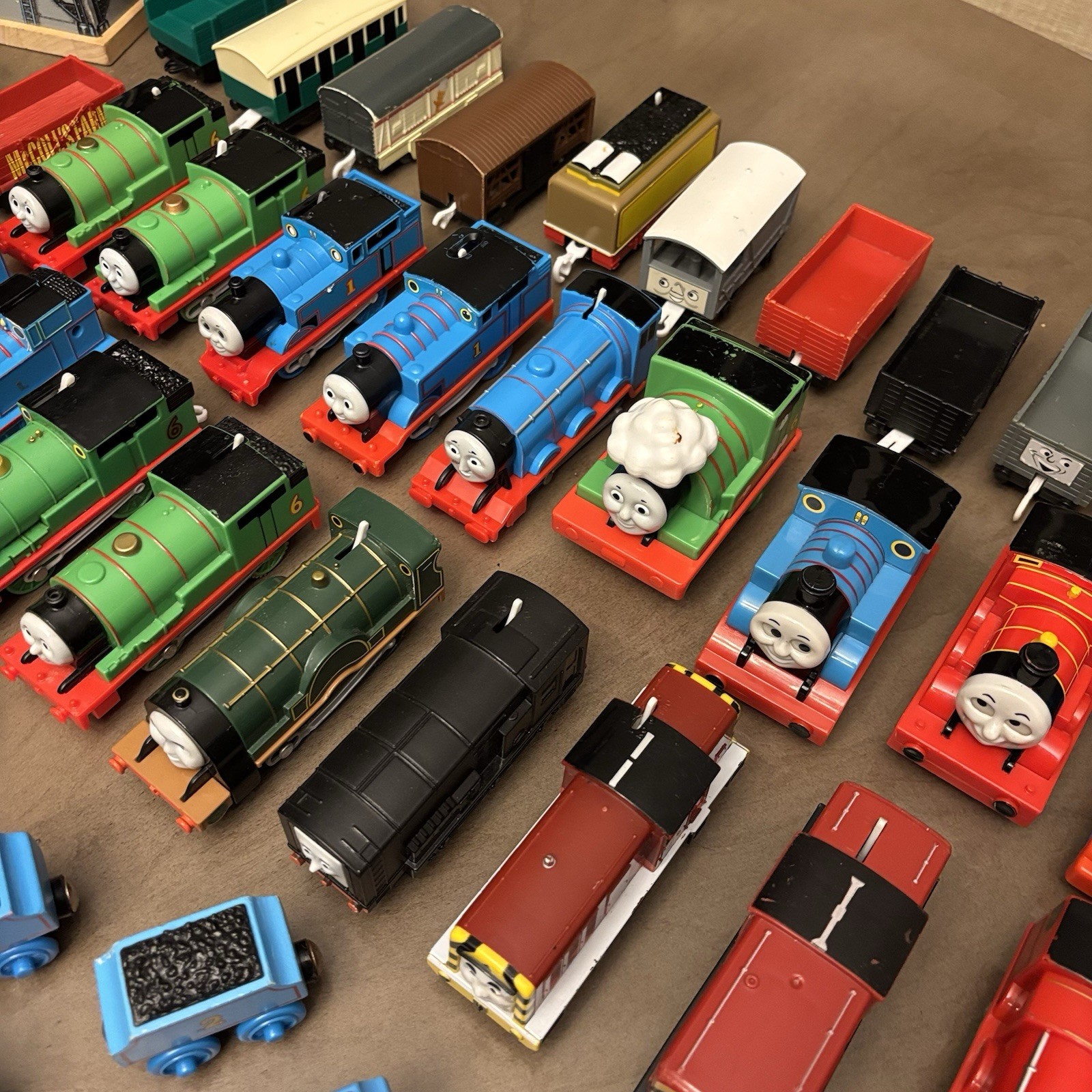 HUGE LOT – 200 pieces THOMAS AND FRIENDS TRAINS Wood Die Cast Plastic toys