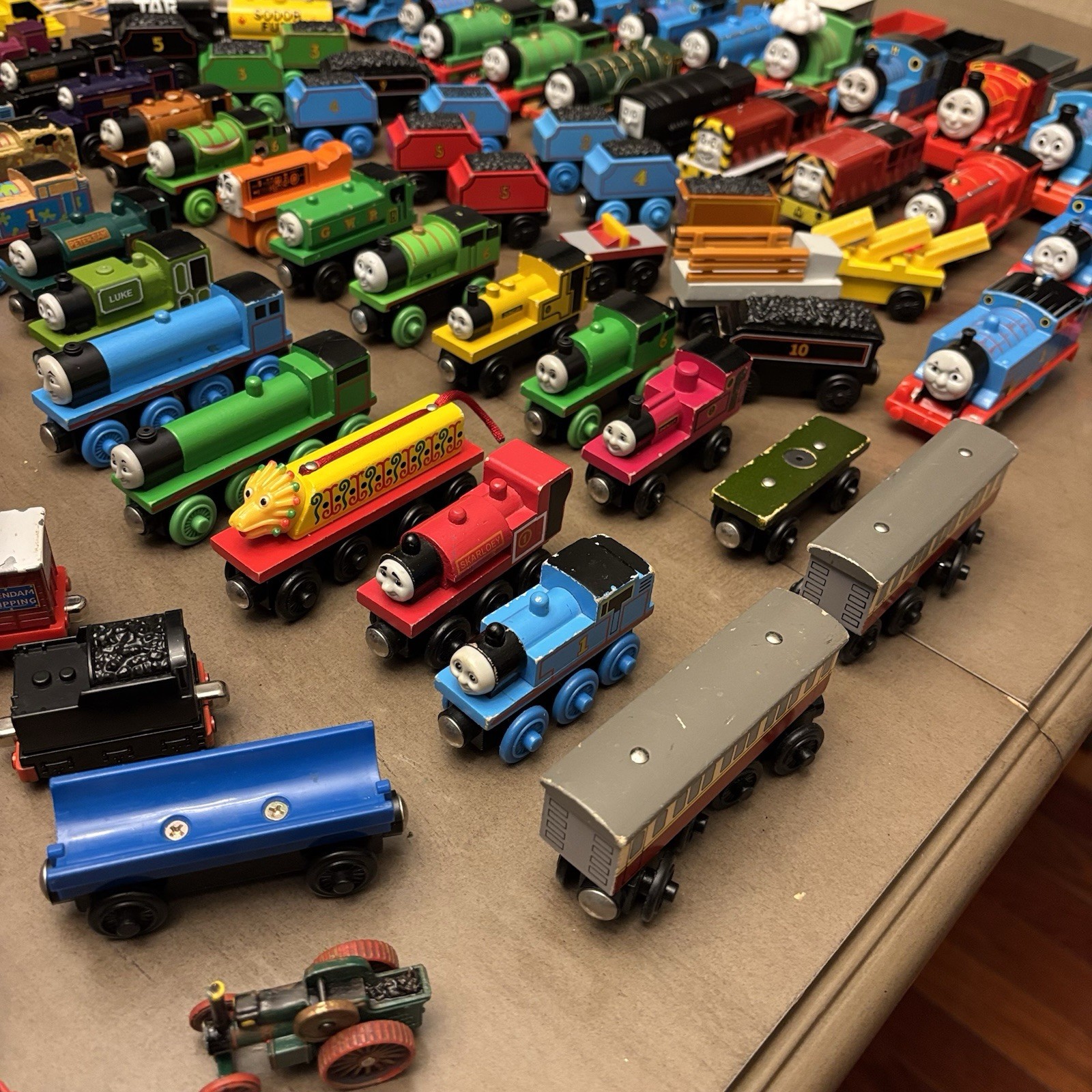 HUGE LOT – 200 pieces THOMAS AND FRIENDS TRAINS Wood Die Cast Plastic toys