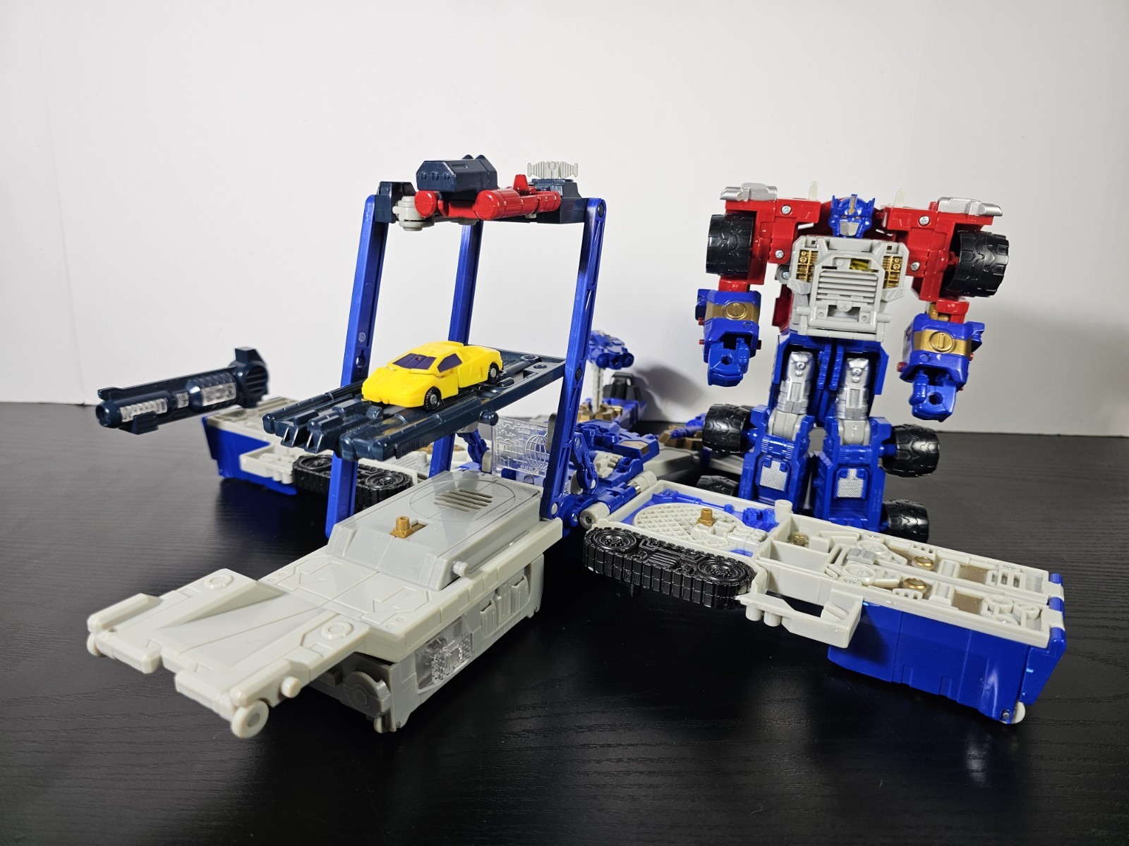 Hasbro Transformers Armada Optimus Prime Super Class Figure Trailer & Sparkplug