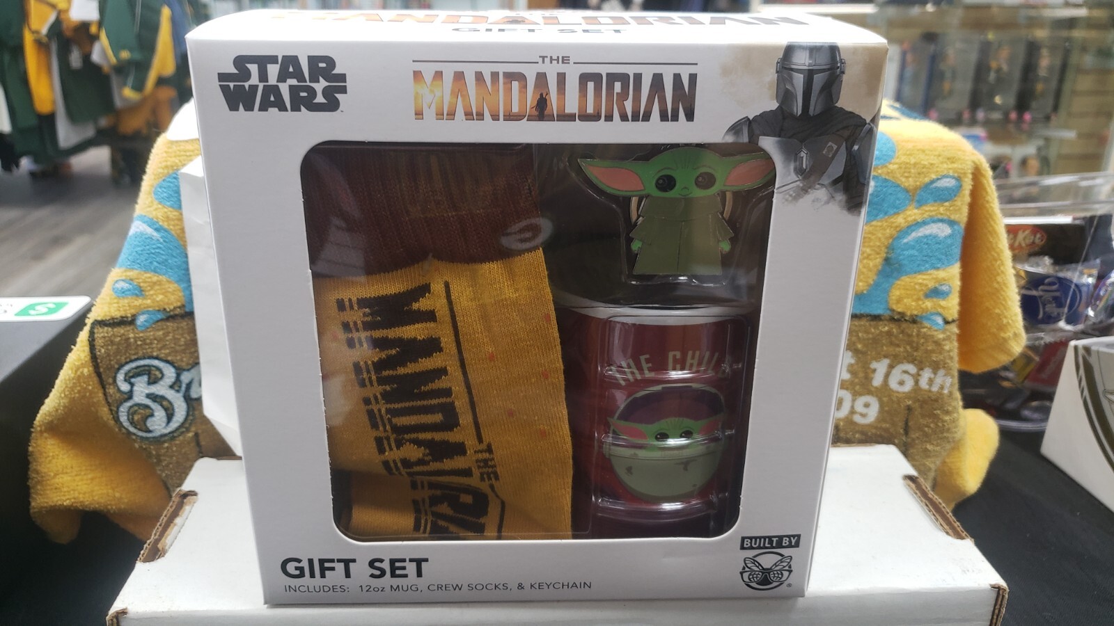 NIB STAR WARS THE MANDALORIAN 3 PIECE GIFT SET 12 OZ MUG CREW SOCKS KEYCHAIN
