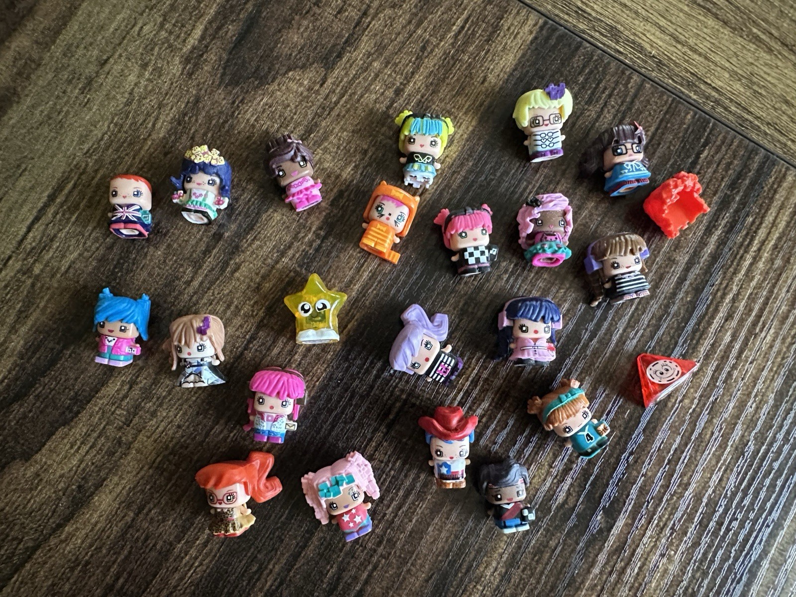 Mattel My Mini MixieQ&rsquo;s 22 Pieces Mixie Characters Assorted Rare And Common