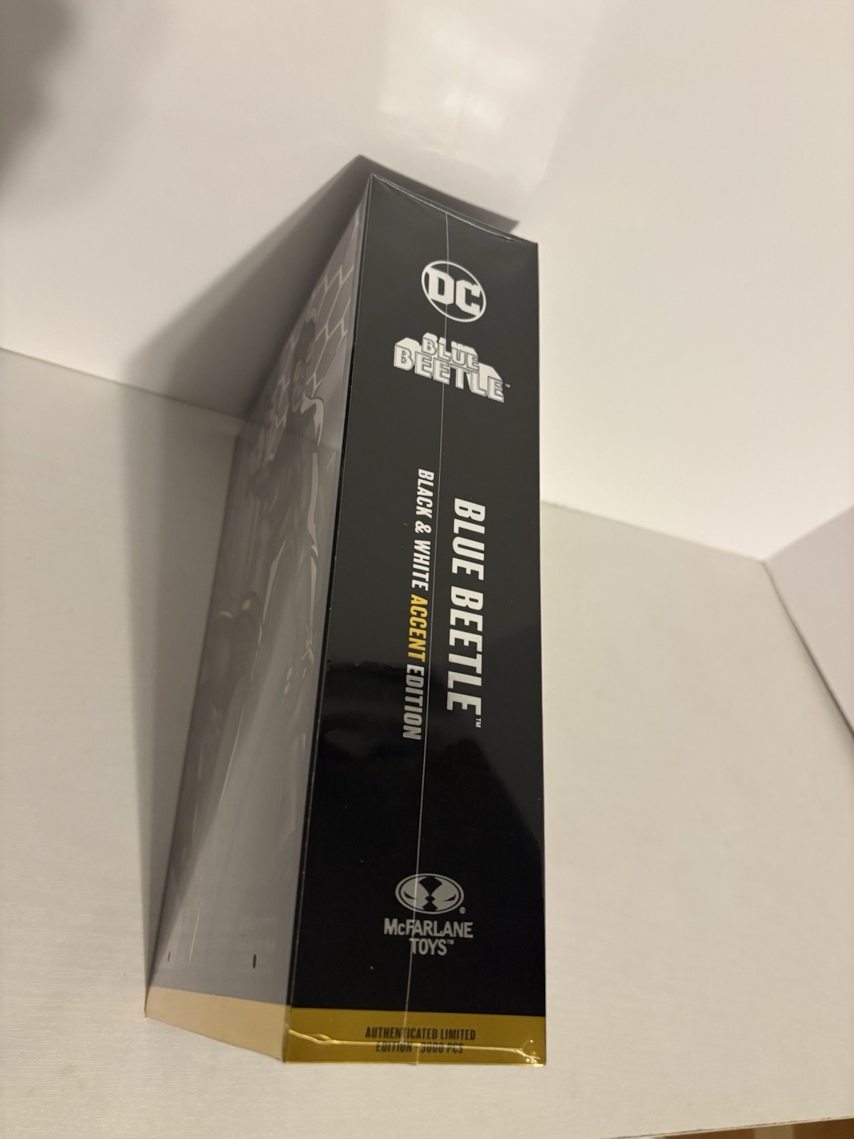 Mcfarlane DC Multiverse Blue Beetle 7&Prime; Black/White Accent Gold label Figure NIB!