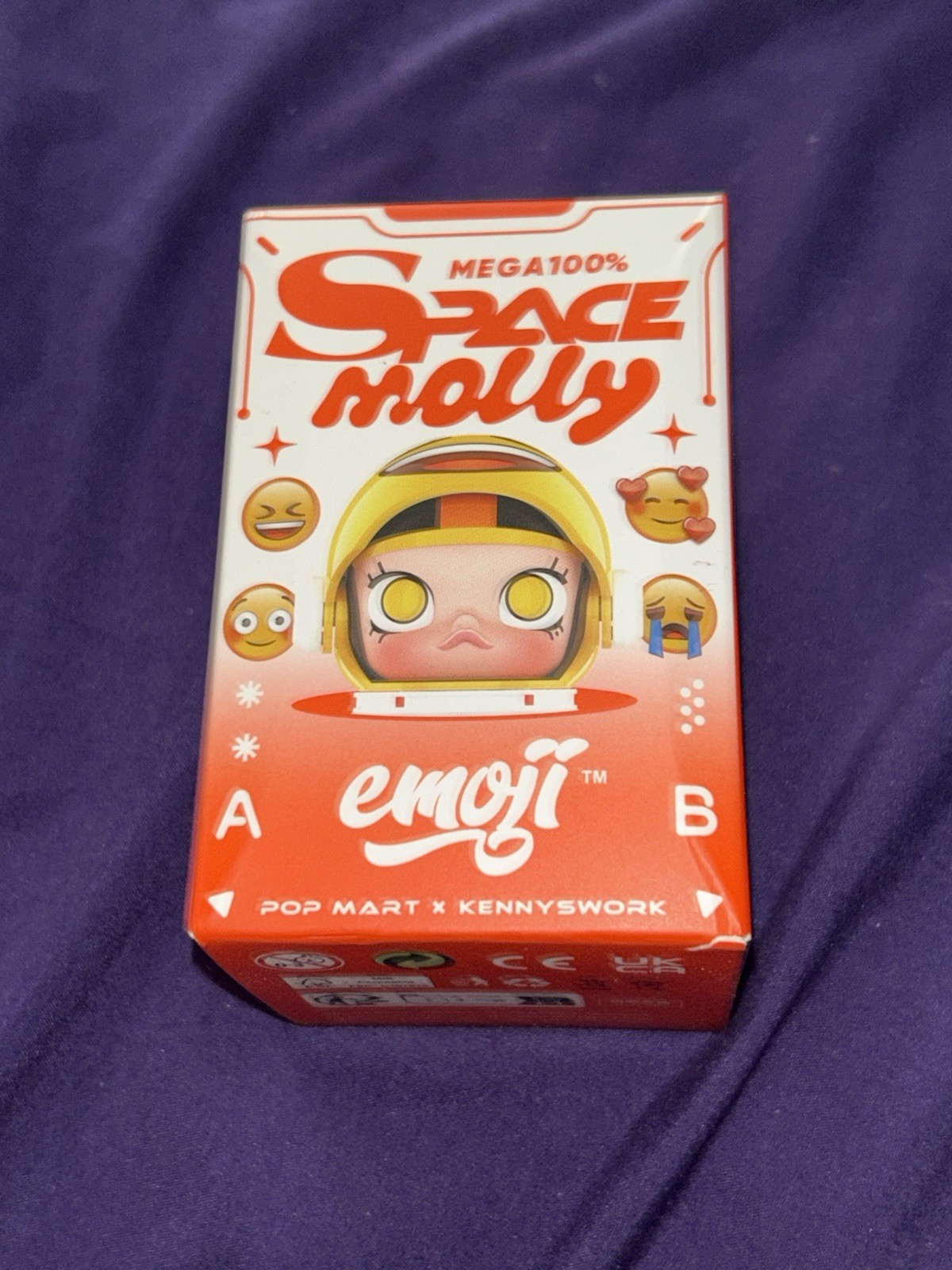Authentic Pop Mart Mega 100% Space Molly Emoji Admiration New Sealed￼