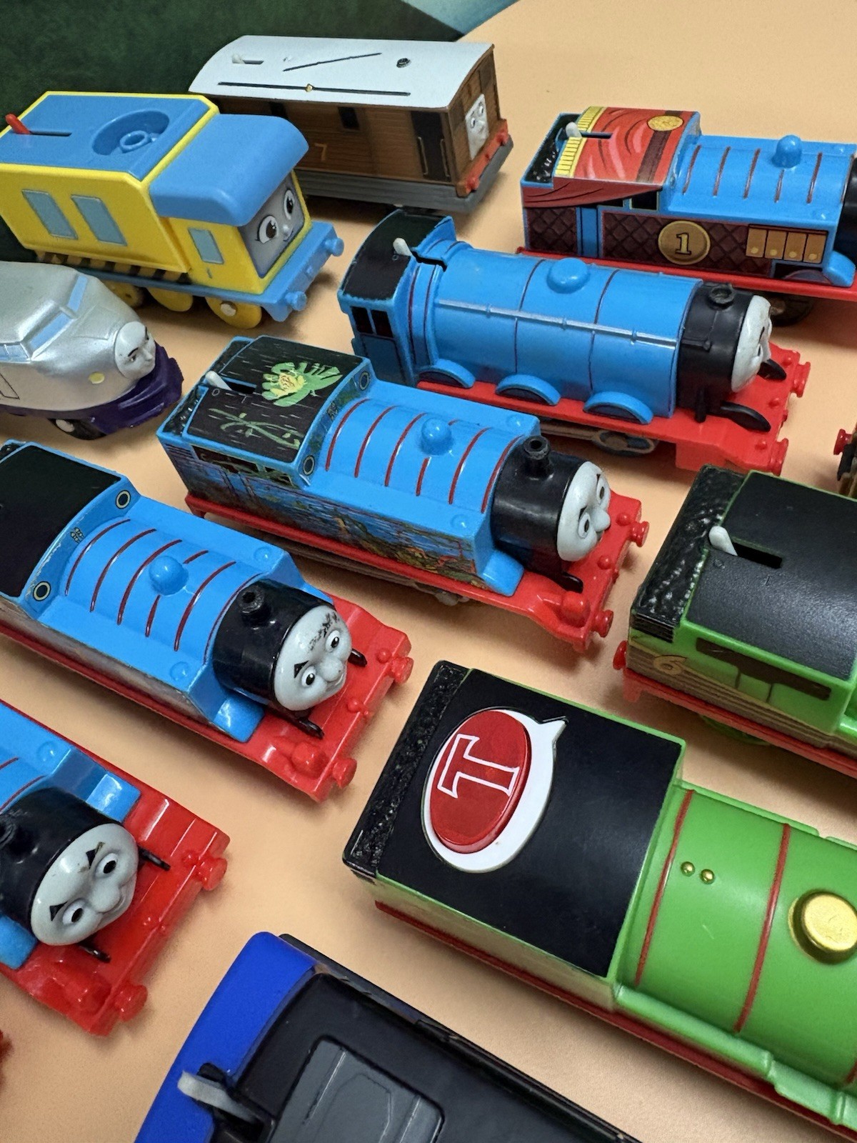 Thomas The Train & Friends Motorized HUGE Lot of Engines and Cargo 42pc Untested
